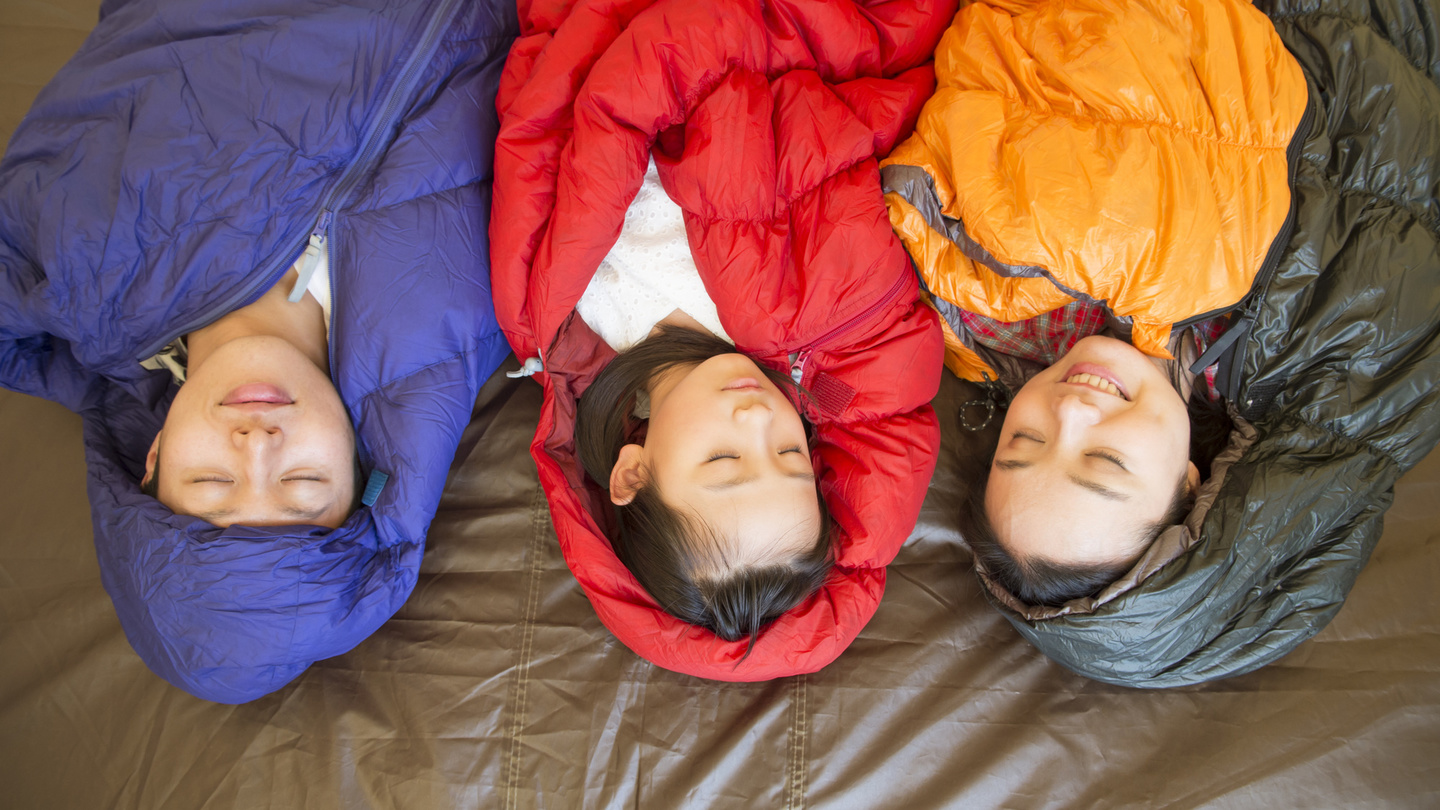 寝袋で眠る